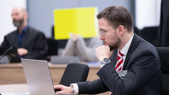 Beate Zschäpe sagt am OLG Dresden in Begleitung eines Anwalts aus. - © Sebastian Kahnert/dpa