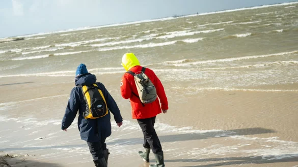 Wetterfeste Kleidung ist beim Spaziergang an der Nordsee in den nächsten Tagen ein Muss. (Archivfoto) - © Jonas Walzberg/dpa