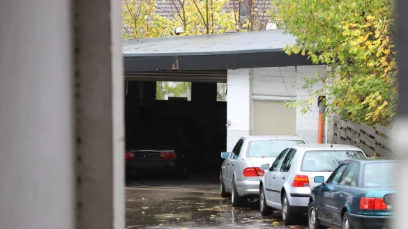 Ob es sich bei den Fundstücken um scharfe Schusswaffen handelt, wird noch untersucht. - © Sascha Thelen/dpa