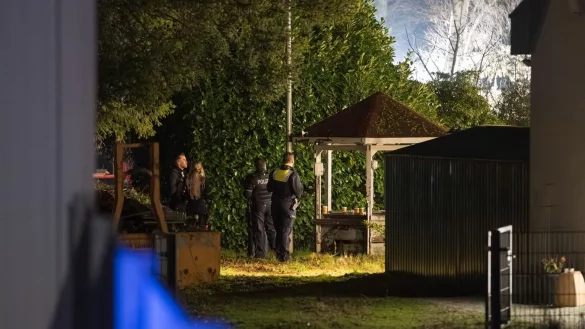 Nach einem Raubüberfall wird ein Täter bei der Festnahme schwer verletzt. - © Jan Ohmen/dpa