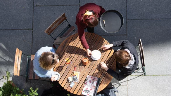 Im Gastgewerbe gibt es die meisten Jobs mit Niedriglohn. (Archivbild) - © Sebastian Kahnert/dpa-Zentralbild/dpa