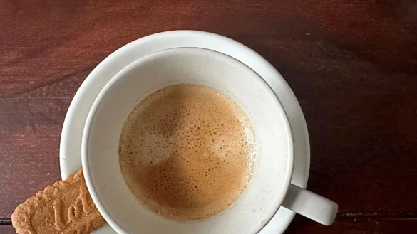 Total 2025: Frischer Kaffee und dazu ein kleiner Keks, ein Karamellkeks. (Archivbild) - © Gregor Tholl/dpa