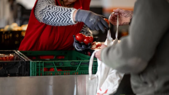 Frisches Obst und Gem&uuml;se ist in den NRW-Tafeln hei&szlig; begehrt. Das Angebot der Ehrenamtler h&auml;lt mit der Nachfrage nach Lebensmitteln bei weitem nicht Schritt. - &copy; Fabian Strauch/dpa