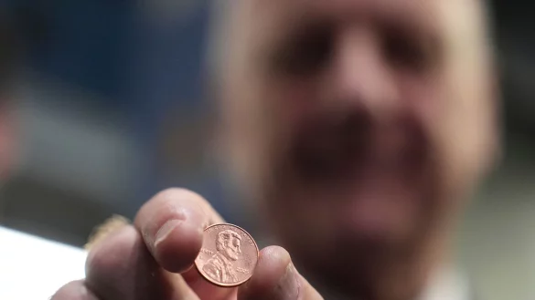 US-Schatzmeister Brandon Beach h&auml;lt einen der letzten in der US-M&uuml;nzanstalt in Philadelphia gepressten Pennys in die Kamera. - &copy; Matt Slocum/AP/dpa