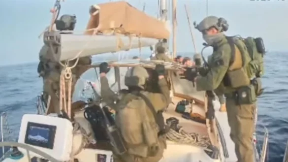 Maskierte israelische Soldaten haben die Boote der Gaza-Hilfsflotte vor Erreichen des Küstenstreifens geentert und die Besatzungen in Gewahrsam genommen. - © Uncredited/Global Sumud Flottilla/AP/dpa