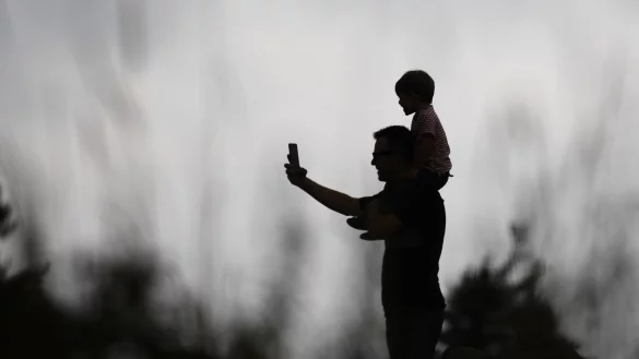 Ob Kinderfotos ins Internet gehören, ist eine vieldiskutierte Frage. (Archivfoto) - © Arne Dedert/dpa