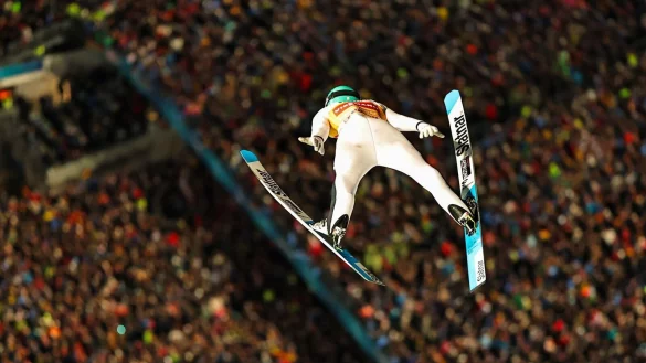 Domen Prevc ist derzeit in absoluter Topform. - &copy; Daniel Karmann/dpa