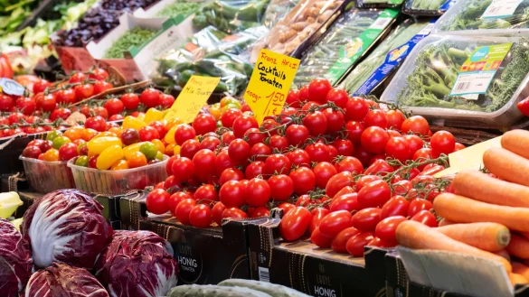 Je höher die Inflationsrate, umso geringer die Kaufkraft der Menschen: Sie können sich für einen Euro dann weniger leisten - zum Beispiel beim Lebensmitteleinkauf. - © Boris Roessler/dpa