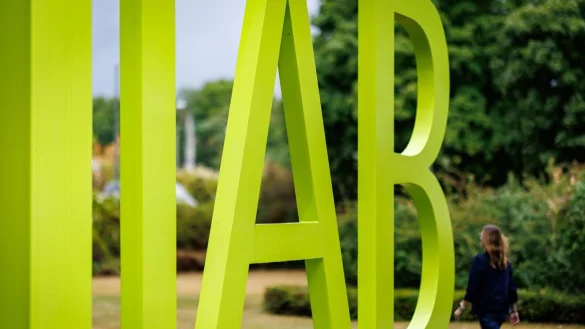 Die Arbeitslosigkeit wird einer IAB-Regionalprognose im Osten leicht zunehmen, im Westen leicht sinken (Archivbild). - &copy; Daniel Karmann/dpa