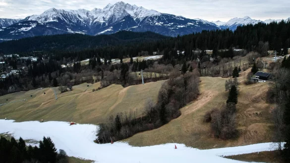 In der Schweiz gibt es teils deutlich weniger Schnee als im 30-j&auml;hrigen Mittel. - &copy; Gian Ehrenzeller/KEYSTONE/dpa