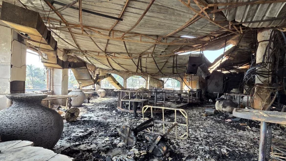 Die verkohlten Innenräume eines Nachtclubs, der am frühen Sonntag in Brand geraten war, sind in Arpora, Goa, zu sehen. (Foto aktuell) - © Uncredited/AP/dpa
