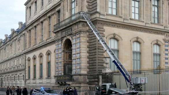 Knapp einen Monat nach dem Einbruch in den Louvre bewahrt Frankreichs Innenminister die Hoffnung, die gestohlenen Schmuckst&uuml;cke wiederzufinden. (Archivbild) - &copy; Dimitar Dilkoff/AFP/dpa