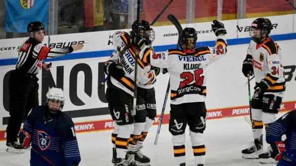 Deutschlands Spielerinnen bejubeln das F&uuml;hrungstor - &copy; Peter Kneffel/dpa