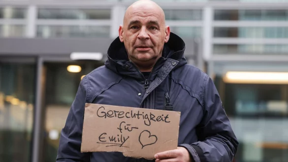 Emilys Vater Kay Schierwagen hielt eine Mahnwache vor dem NRW-Schulministerium ab. - © Oliver Berg/dpa