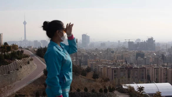Luftverschmutzung im Winter ist im Iran nichts Neues. Doch in diesem Jahr hat die Belastung ein neues Niveau erreicht. - © Aref Taherkenareh/dpa