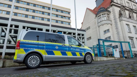 Vor dem Landgericht Bielefeld steht ein Polizeifahrzeug. Hier beginnt ein Prozess um Betrug und Bestechung in der Bauwirtschaft. (Archivfoto) - &copy; Friso Gentsch/dpa