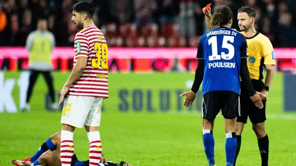 Schiedsrichter Daniel Schlager verweist Immanuel Pherai des Feldes. - &copy; Rolf Vennenbernd/dpa