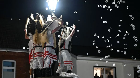 Das Klaasohm-Fest auf Borkum gehört seit Generationen für die Inselbewohner zum Höhepunkt des Jahres. - © Lars Penning/dpa