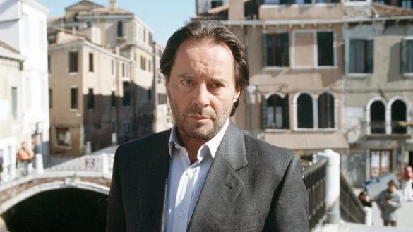 Als Commissario Brunetti l&ouml;ste Kockisch Kriminalf&auml;lle in der malerischen Kulisse von Venedig. - &copy; Martin Menke/rbb/ARD Degeto/dpa