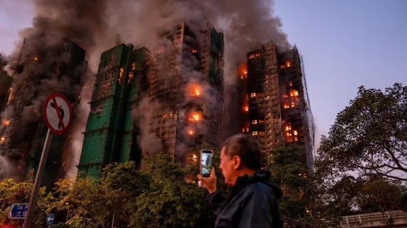 Mehr als 60 Menschen sind bei dem Brand ums Leben gekommen. - © Vernon Yuen/Nexpher via ZUMA Press Wire/dpa