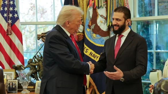 US-Pr&auml;sident Trump hat Syriens &Uuml;bergangspr&auml;sidenten al-Scharaa im Wei&szlig;en Haus empfangen. - &copy; HOGP/AP/dpa