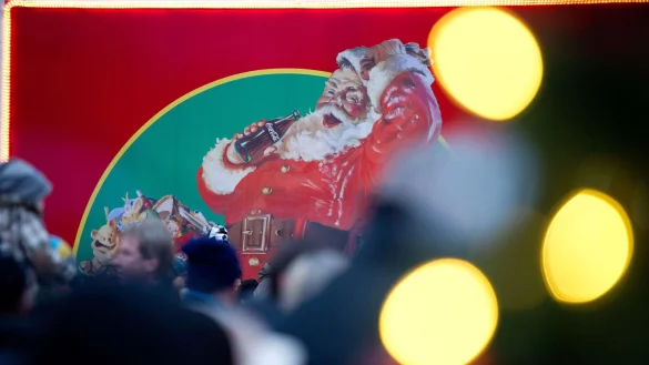 Auf dem Weihnachtstruck zeigt Coca-Cola die mittlerweile bekannte Darstellung des Weihnachtsmanns. (Archivbild) - © picture alliance / dpa