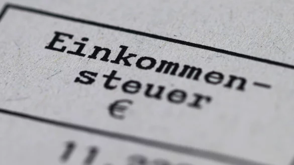 &Uuml;ber 80 Prozent der deutschen Unternehmen finden laut einer Befragung des Ifo-Instituts im Auftrag der Stiftung Familienunternehmen auch die Steuern f&uuml;r ihre Arbeitnehmer zu hoch. (Symbolbild) - &copy; Robert Michael/dpa