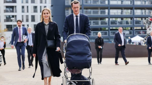 Hendrik Wüst darf bald wieder einen Kinderwagen schieben, seine Ehefrau Katharina erwartet das zweite Kind des Paares. (Archivbild) - © Rolf Vennenbernd/dpa
