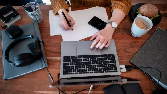 Manche Arbeitnehmer setzen Künstliche Intelligenz zur Unterstützung ein. (Symbolbild) - © Fabian Strauch/dpa/dpa-tmn