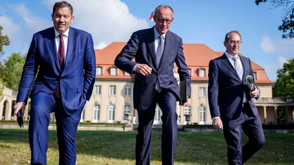 Merz, Vizekanzler Klingbeil und Innenminister Dobrindt traten gemeinsam vor die Presse. - &copy; Kay Nietfeld/dpa