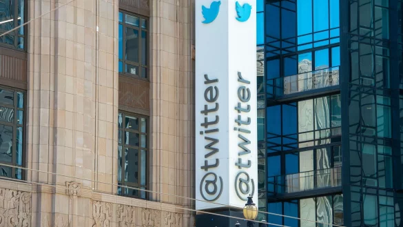 Elon Musk lie&szlig; bei X alle Spuren des vorherigen Namens Twitter entfernen. (Archivbild) - &copy; Andrej Sokolow/dpa