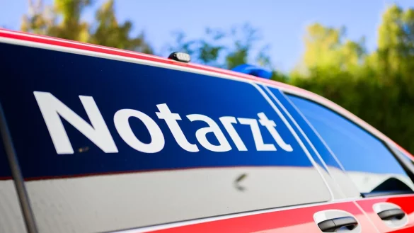 Der Notarzt konnte bei einem Unfall im Kreis Kleve am Sonntags nichts mehr machen. Die Autofahrer aus Kranenburg war sofort tot. (Archivbild - © Julian Stratenschulte/dpa