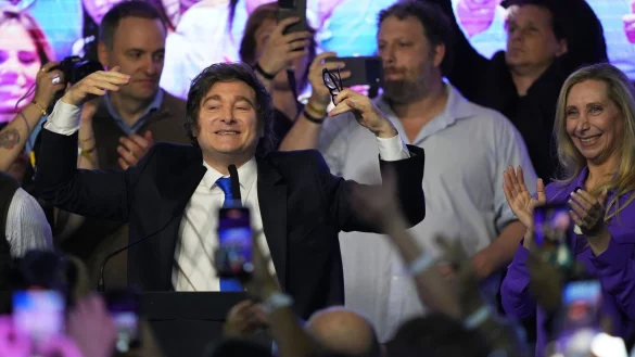 Der Jubel nach dem Sieg: Die Partei von Argentiniens Präsidenten Milei konnte bei der Kongresswahl zahlreiche Mandate hinzugewinnen. - © Rodrigo Abd/AP/dpa