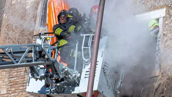 W&auml;hrend des Rettungseinsatzes der Feuerwehr st&uuml;rzte ein weiterer Teil des Turms ein. - &copy; Domenico Stinellis/AP/dpa