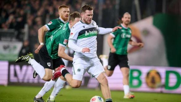 Torjäger Benjamin Källman brachte Hannover in Münster in Führung. - © Bernd Thissen/dpa