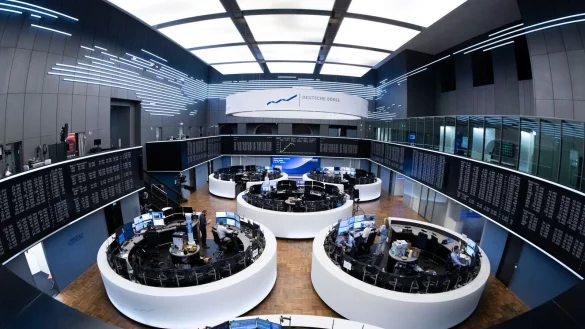 Handelssaal der Frankfurter B&ouml;rse: In Europa gibt es unz&auml;hlige B&ouml;rsenpl&auml;tze, der Kapitalmarkt ist zersplittert (Archivbild) - &copy; Boris Roessler/dpa