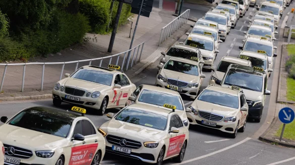 In ganz Deutschland sind Taxifahrer zuletzt gegen die g&uuml;nstige Konkurrenz der Mietwagenfahrten auf die Stra&szlig;e gegangen. (Archivbild) - &copy; Rolf Vennenbernd/dpa