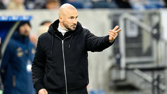 Coach Christian Ilzer von der TSG 1899 Hoffenheim freut sich auf das Auswärtsspiel gegen Borussia Dortmund. (Archivbild) - © Uwe Anspach/dpa