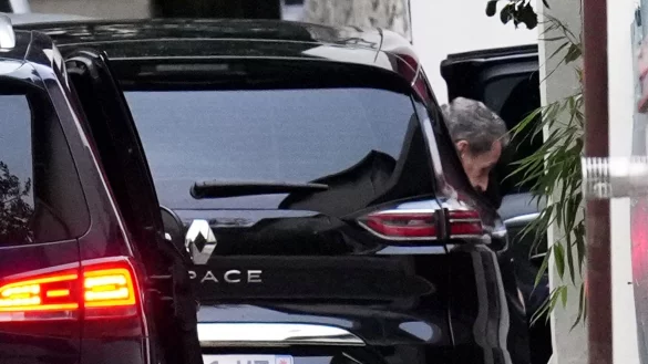 Sarkozy ist nach drei Wochen Haft wieder zu Hause. - &copy; Christophe Ena/AP/dpa