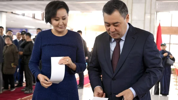 Der kirgisische Präsident Sadyr Schaparow gibt seine Stimme bei der Parlamentswahl ab. - © Sultan Dosaliev/Kyrgyzstan\\\'s Presidential Press Office//dpa