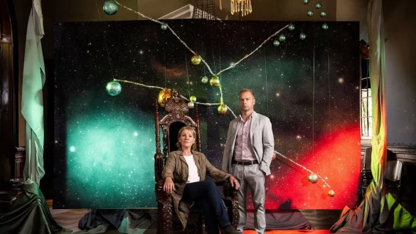 Marie Brand (Mariele Millowitsch) und J&uuml;rgen Simmel (Hinnerk Sch&ouml;nemann) m&uuml;ssen sich in ihrem neuen Fall mit Verschw&ouml;rungstheorien rund um das Planetensystem Aldebaran besch&auml;ftigen. - &copy; Martin Valentin Menke/ZDF/dpa