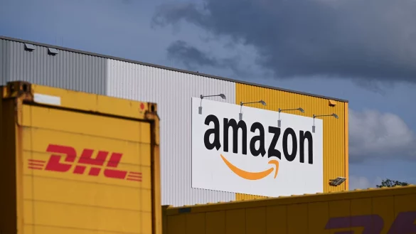 Ein Logistikzentrum von Amazon, auf dessen Gel&auml;nde DHL-Container stehen. DHL ist das gr&ouml;&szlig;te Paketunternehmen in Deutschland, gefolgt von Amazon - der Online-Handelsriese tr&auml;gt einen gro&szlig;en Teil bei ihm bestellten Waren selbst aus. (Archivbild) - &copy; Wolf von Dewitz/dpa