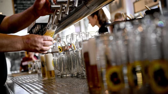 Die Gastronomie sieht sich von der Mindestlohnerhöhung besonders betroffen. (Archivbild) - © Britta Pedersen/dpa
