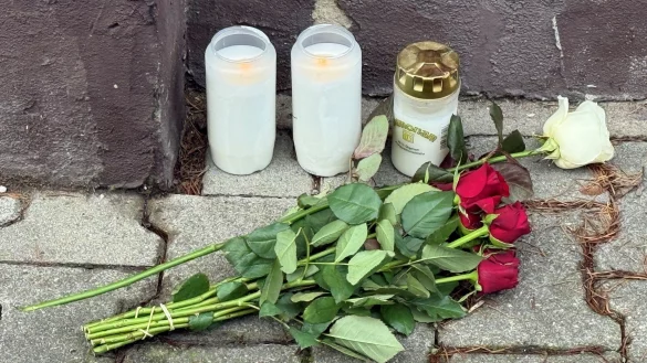 Am Tatort wurden Kerzen und Blumen abgelegt. - © Thorsten Kremers/Thorsten Kremers/dpa/dpa