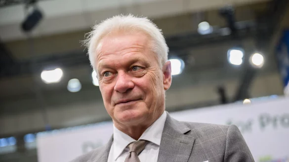 Wegen eines technischen Defektes am Flugzeug musste Bundesagrarminister Alois Rainer einen Flug in die USA umplanen. - &copy; Julian Stratenschulte/dpa