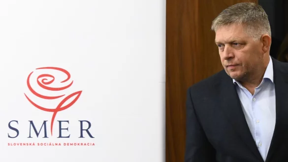 Robert Fico, Vorsitzender der Partei Smer-Sozialdemokratie, ist aufgrund seiner Politik bei vielen EU-Partnern umstritten. (Archivbild) - © Deml Ondøej/CTK/dpa