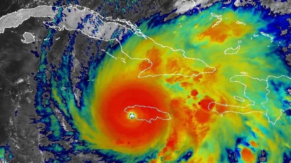 Es bestehe weiterhin Lebensgefahr, warnte das NHC. - © Noaa/via ZUMA Press Wire/dpa