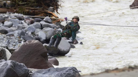 Die Rettungsarbeiten kommen nur schleppend voran. - © Nazar Chaniago/AP/dpa