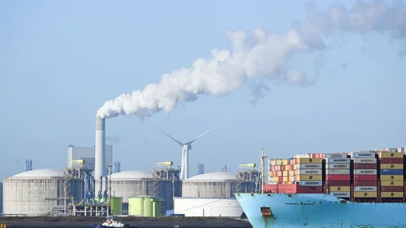 Der Import von Flüssigerdgas aus Russland soll schneller als geplant komplett gestoppt werden. (Archivbild) - © Federico Gambarini/dpa