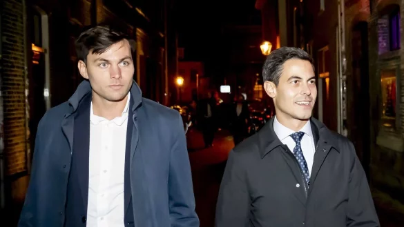 Rob Jetten (r), Vorsitzender der Partei D66, trat am Wahlabend mit seinem Verlobten Nicolás Keenan auf. - © Robin Utrecht/ANP/dpa